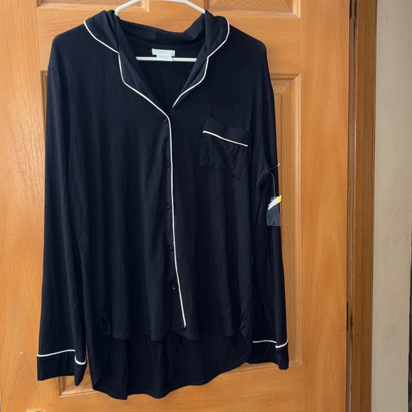 Trendy Brand New Shimera Black Pajama Top with White Piping🔥 - Picture 2 of 6